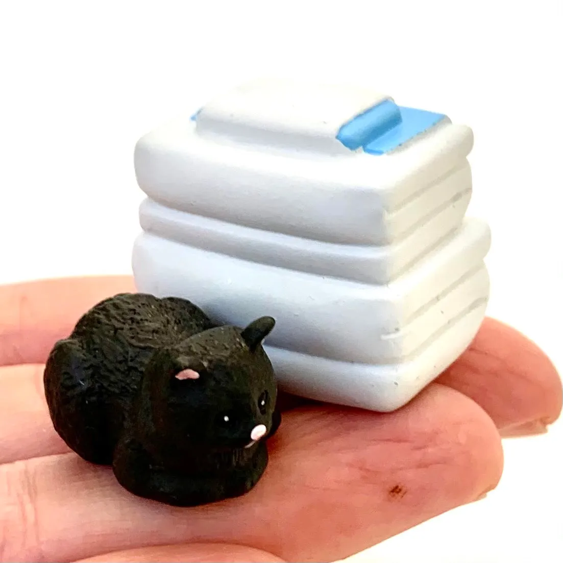 X 70805 CAT HOUSE CAPSULE-DISCONTINUED